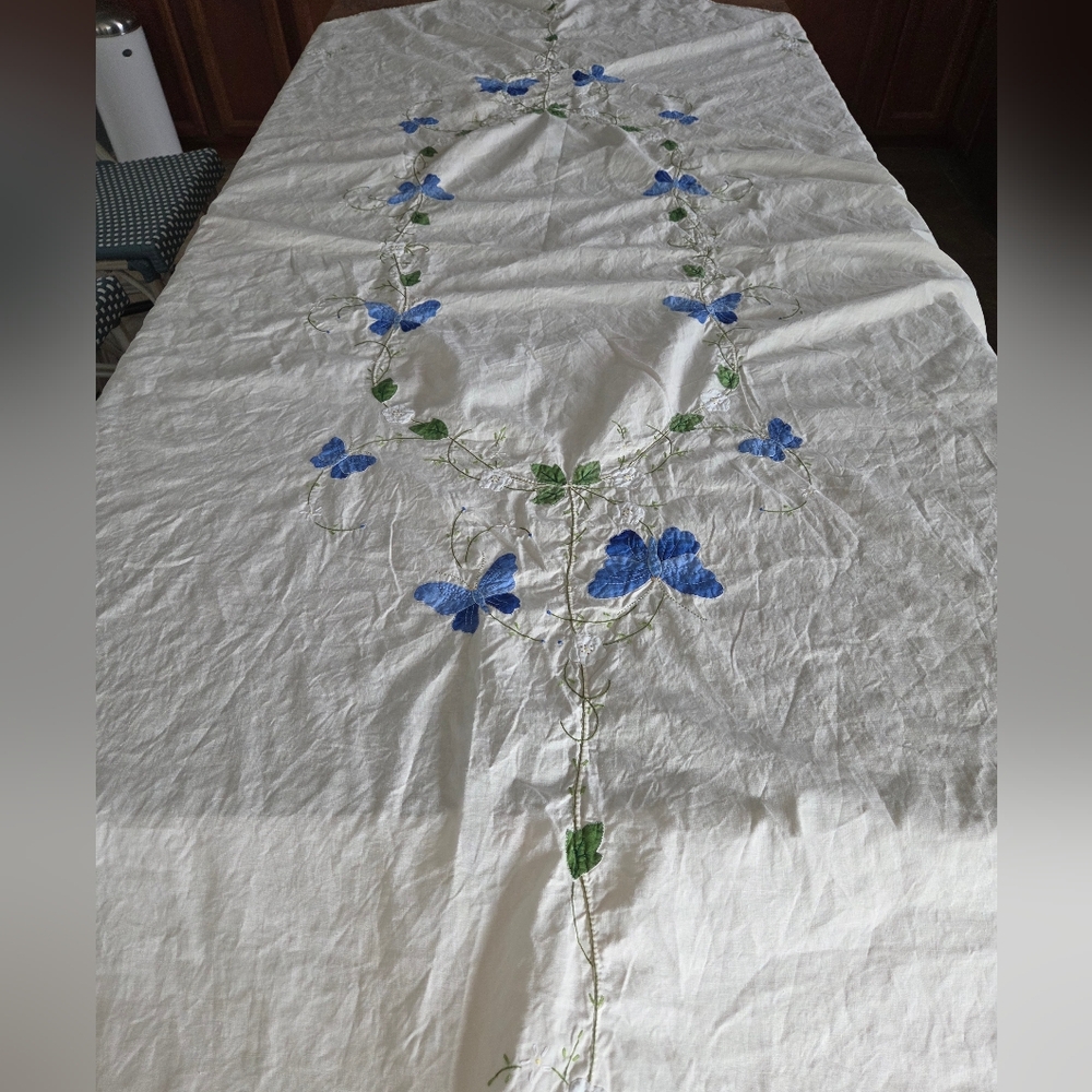 Cottagecore Vintage Hand Embroidered Applique Butterfly Oval Tablecloth - Picture 4 of 17
